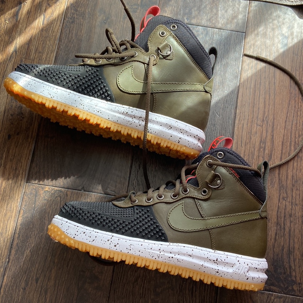Nike Men’s Olive Green, Black & Gum Trail Sneaker